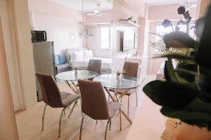 Condo, 1 Bedroom | Dining room