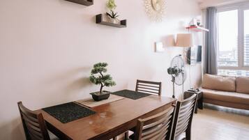 Apartamento, 1 habitación, balcón, vistas a la ciudad | Comedor