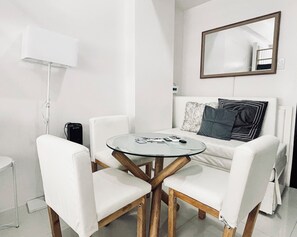 Condo, 1 chambre, balcon, vue sur le jardin | Salle à manger
