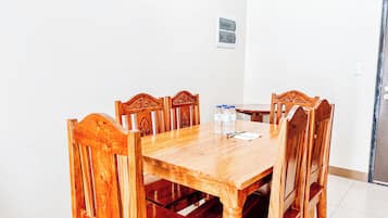 Apartamento, 2 quartos, sacada, vista para a cidade | Sala de jantar