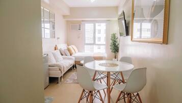 Condo, 1 Bedroom, Accessible | Dining room