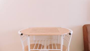 Studio, 1 Bedroom, Accessible, Garden View | Dining