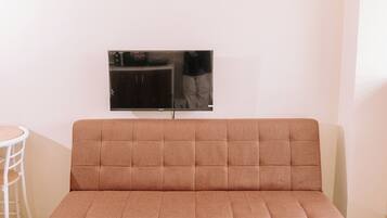 Studio, 1 Bedroom, Accessible, Garden View | Living room