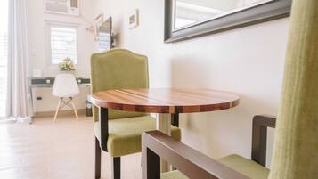 Studio, 1 Bedroom, Balcony, City View | Dining room