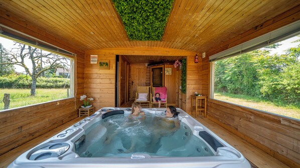 Outdoor spa tub - Complete privatization of the village toue des demoiselles (Chassenard)