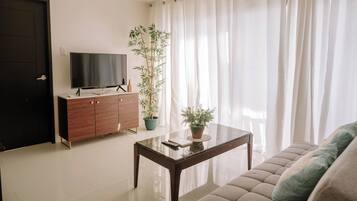 Huoneisto, 2 makuuhuonetta, parveke | Olohuone