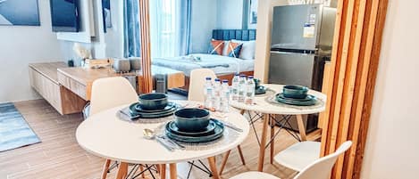 Condo, 1 Bedroom | Dining room