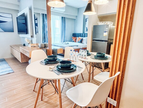 Condo, 1 Bedroom | Dining room