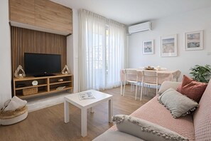 TV, books - Zuhayra Beach Apartment with View 50m from the Sea (Torrox)