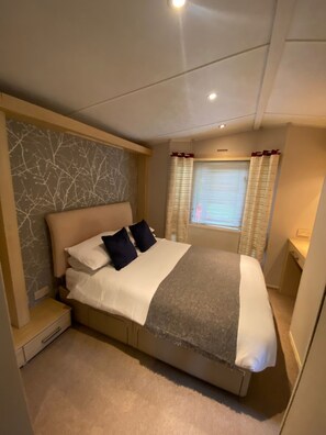 2 bedrooms, travel crib, free WiFi, bed sheets