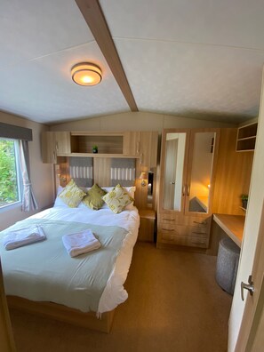 2 عدّة غرف نوم وسرير سفر وواي فاي مجانًا وملاءات أسرّة