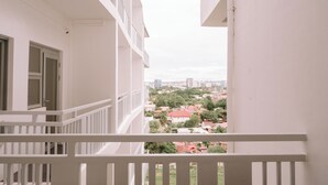 Un balcon donnant sur un paysage urbain.