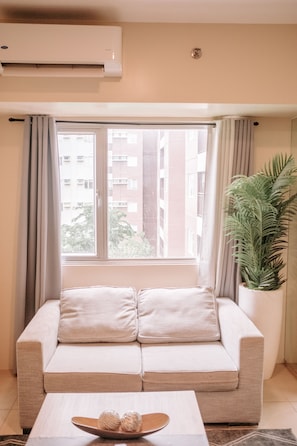 Studio, 1 Bedroom, Balcony, Garden View | Living room