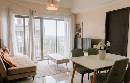 Room-spacious Barkada Gathering