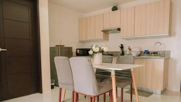 Kamer, 2 slaapkamers | Dineerruimte