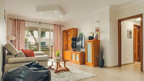 Living area - Steven Apartment by HRM (Santa Cruz)