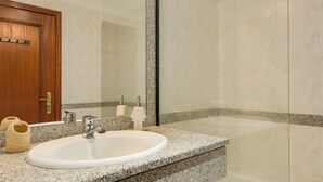 Bathroom - Steven Apartment by HRM (Santa Cruz)