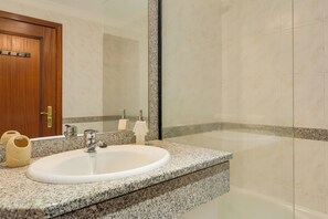 Bathroom - Steven Apartment by HRM (Santa Cruz)