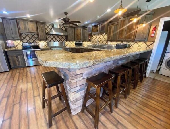 Fridge, microwave, oven, stovetop - Downtown Kanab Cottage + Casita—Walk to Dining, Trails, Parks—Near Zion & Bryce (Kanab)