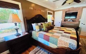 5 chambres, bureau, fer et planche à repasser, lit de bébé portatif