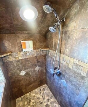 Haartrockner, HandtĂŒcher, Seife, Shampoo