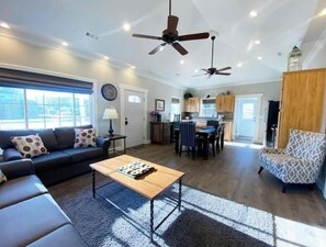 Téléviseur connecté, foyer, livres, bureau