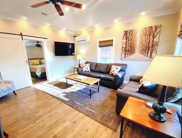 Téléviseur connecté, foyer, livres, bureau