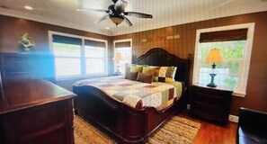 4 bedrooms, in-room safe, desk, iron/ironing board