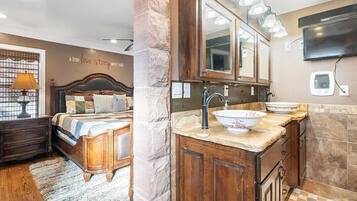 4 bedrooms, desk, iron/ironing board, travel crib