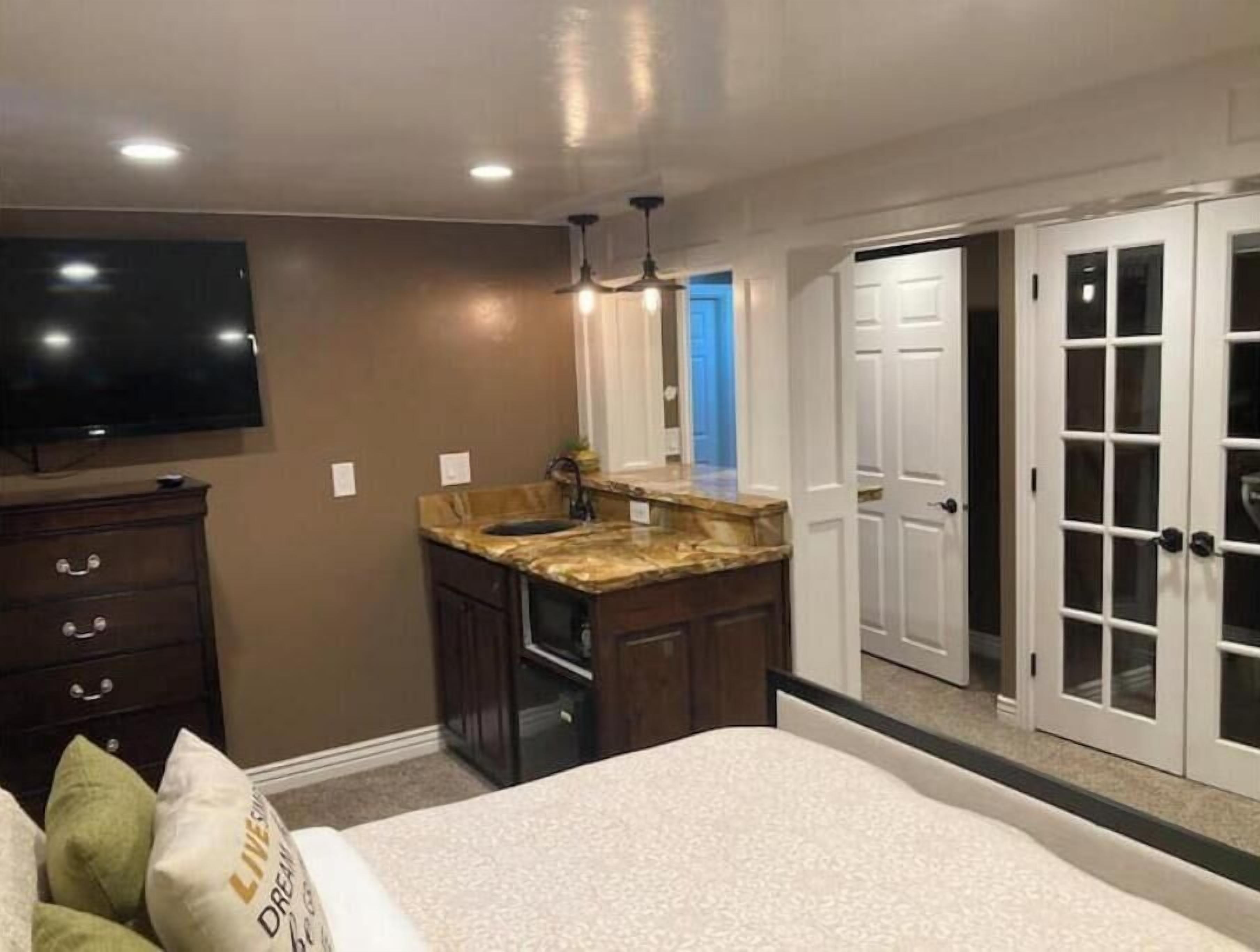 6 bedrooms, desk, iron/ironing board, travel cot