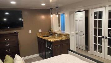 6 slaapkamers, een bureau, een strijkplank/strijkijzer, reisbedje