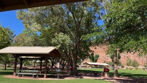 A park with picnic areas, benches, and a covered pavilion. - Serene downtown Kanab hub for Zion, Bryce, Lake Powell, & Grand Canyon with yard (Kanab)
