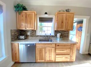 Fridge, microwave, oven, stovetop - Serene downtown Kanab adventure hub for Zion, Bryce, Lake Powell w/hot tub, yard (Kanab)