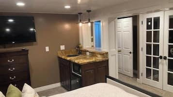 4 dormitorios, escritorio, tabla de planchar con plancha y cuna de viaje