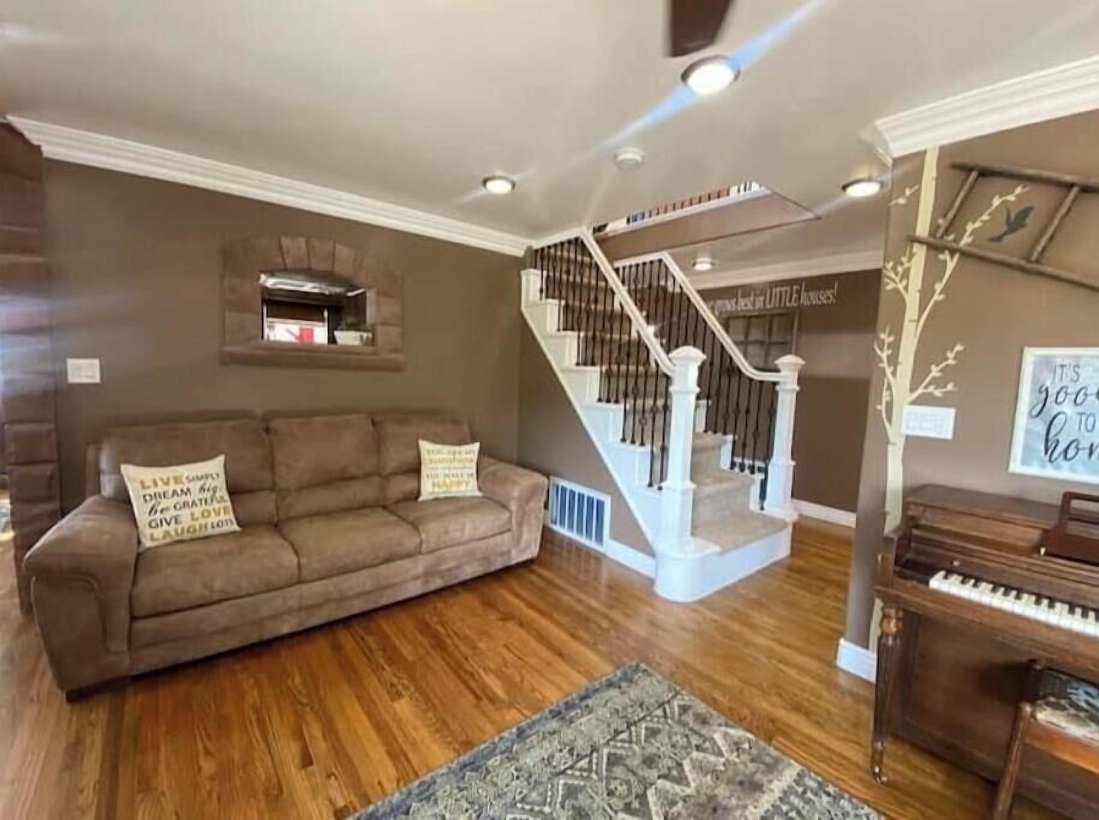 Una Smart TV, una chimenea, libros, una oficina