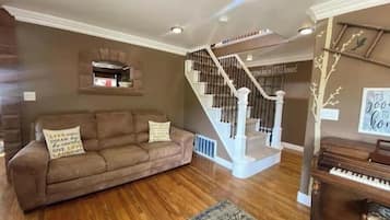 Una Smart TV, una chimenea, libros, una oficina