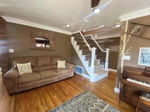 Smart-TV, Kamin, Bücher, Arbeitsbereiche