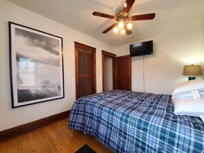 2 bedrooms, travel cot, free WiFi, bed sheets