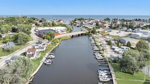 Luchtbeeld van een rivierstad met een brug, boten en woongebouwen.