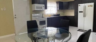 Conveniently located 2-bedroom apartment in Saint Helena with WiFi, AC & laundry