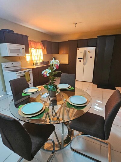 Conveniently located 2-bedroom apartment in Saint Helena with WiFi, AC & laundry