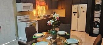 Conveniently located 2-bedroom apartment in Saint Helena with WiFi, AC & laundry