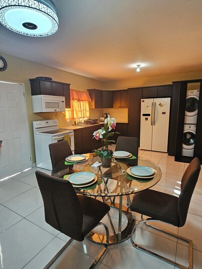 Conveniently located 2-bedroom apartment in Saint Helena with WiFi, AC & laundry