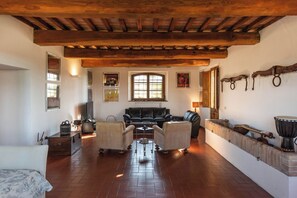 Leilighet, terrasse, utsikt mot høyde | Oppholdsområde | En 32-tommers Flatskjerm-TV med Parabol-TV