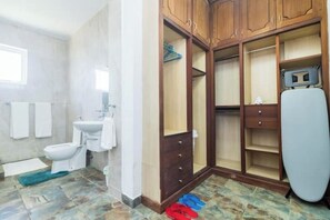 シャワー、ヘアドライヤー、タオル、石鹸