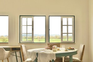 Comfort Apartment, Garden View | In-room dining