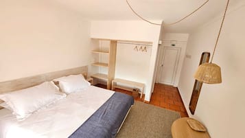 Comfort-værelse med dobbeltseng eller 2 enkeltsenge - byudsigt | Arbejdsområde til bærbare computere, lydisolering, gratis Wi-Fi