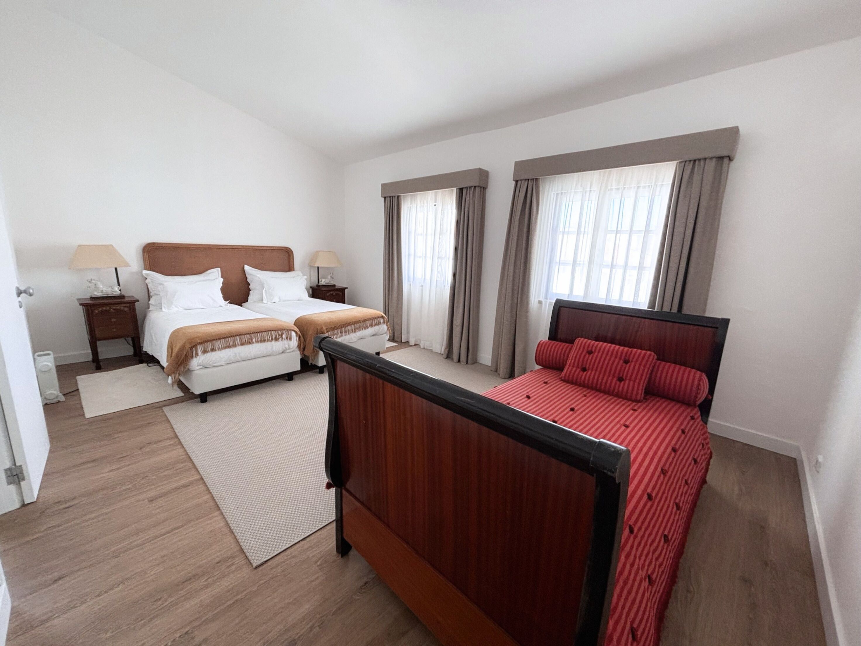 مساحة عمل للكمبيوتر المحمول وتجهيزات عازلة للصوت وواي فاي مجانًا