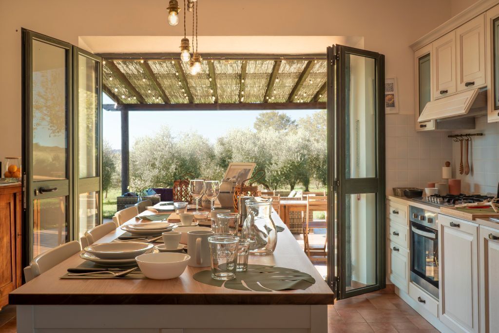 Kjøleskap, ovn, kokeplater og oppvaskmaskin