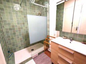 Hair dryer, towels - Very cozy apartment in the center of Paramé (Saint-Malo)